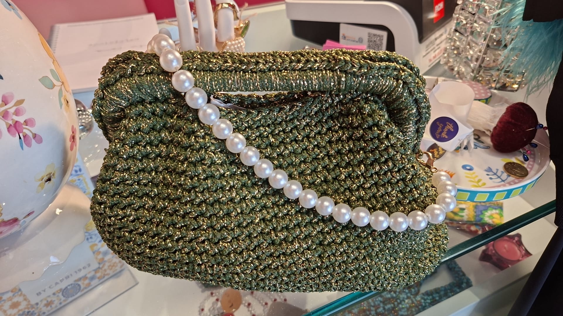 Borsa handmade intrecciata con chiusura molla e tracolla di perle