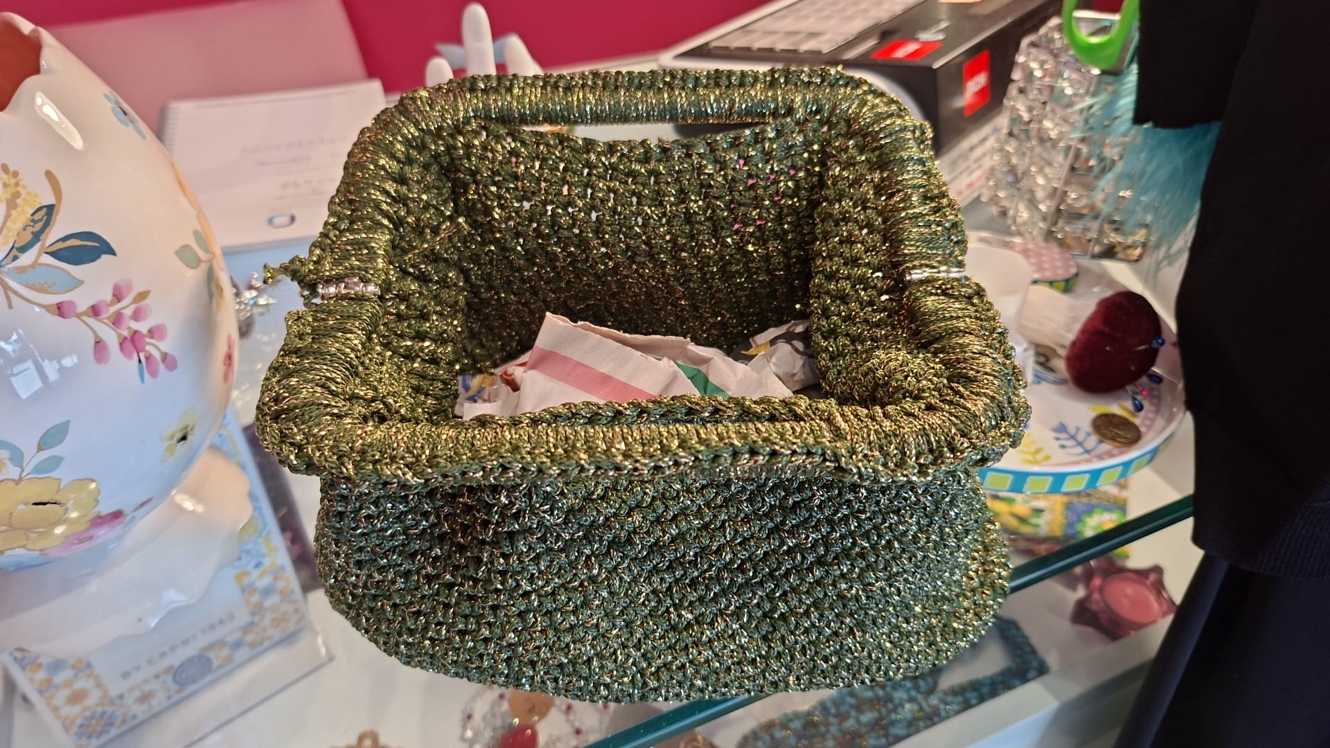 Borsa handmade intrecciata con chiusura molla e tracolla di perle - immagine 2