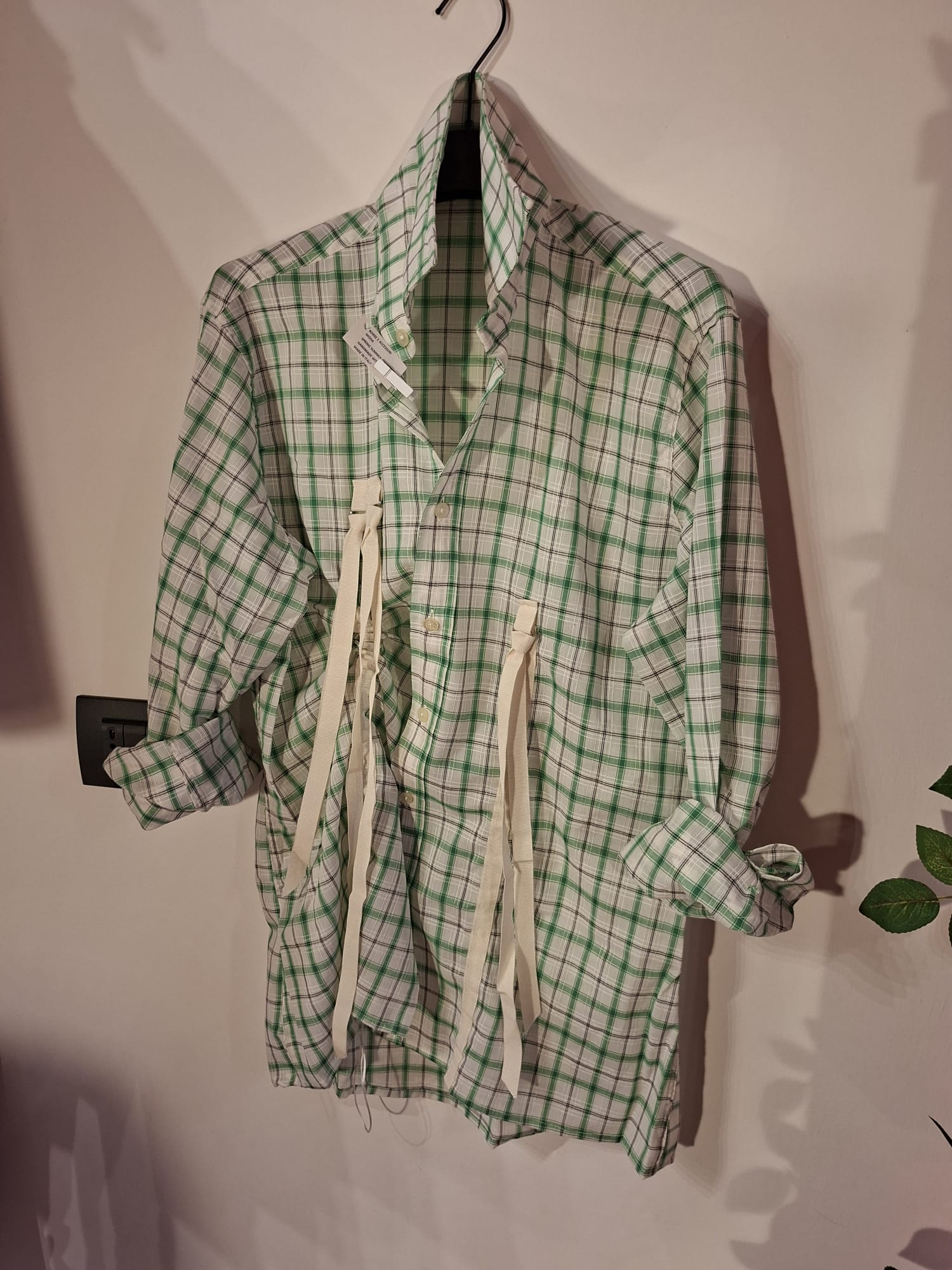 Camicia in cotone handmade con dettagli a persianine regolabili
