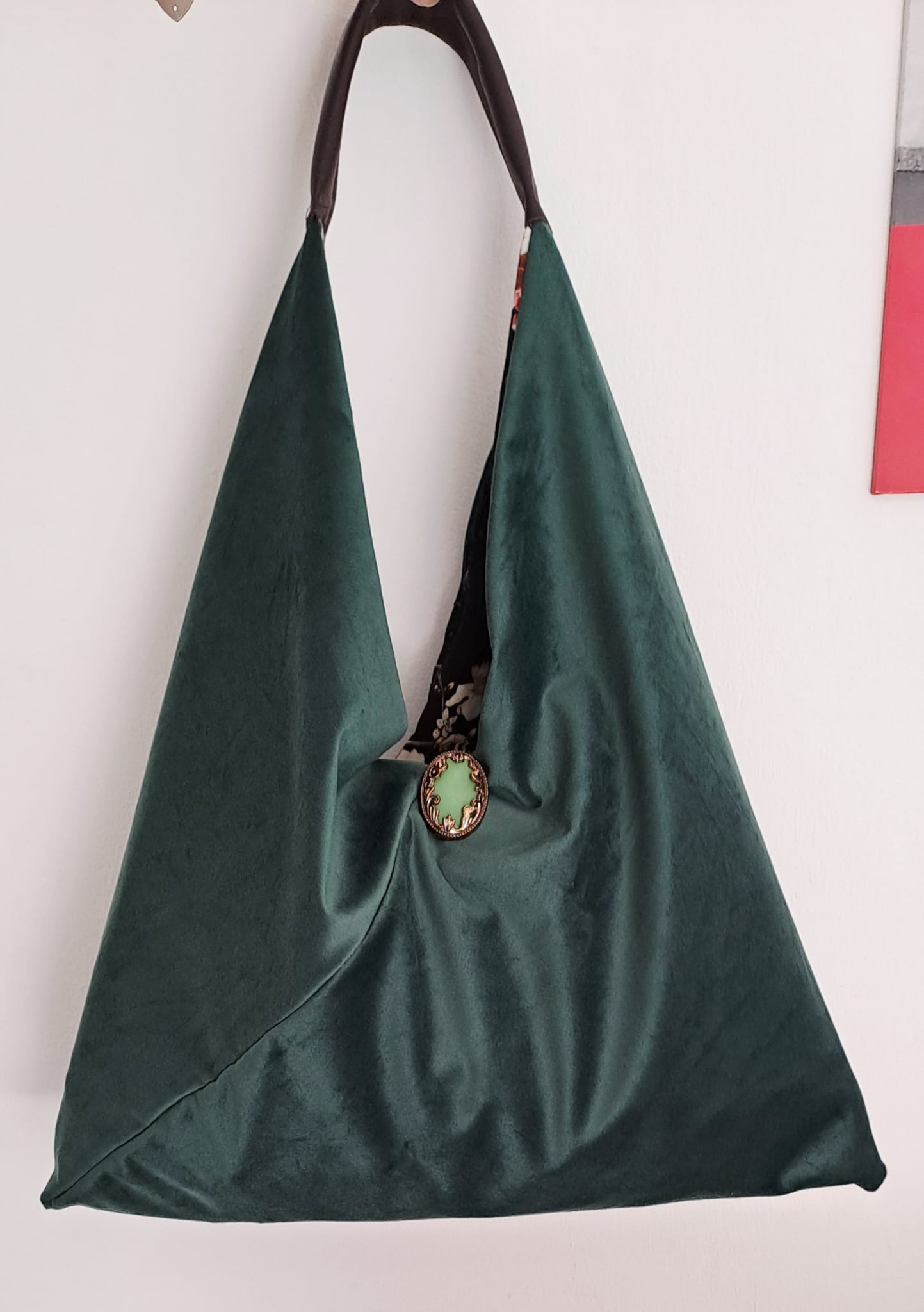 Borsa in velluto con manico in pelle e bottone gioiello