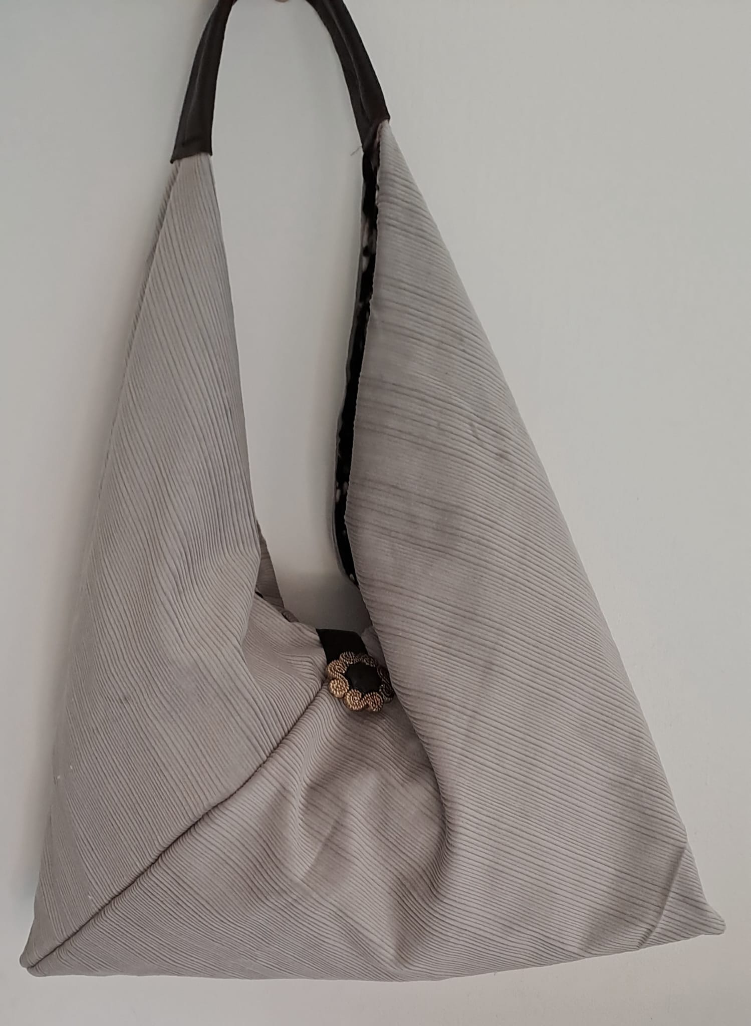 Borsa in velluto con manico in pelle e bottone gioiello - immagine 3