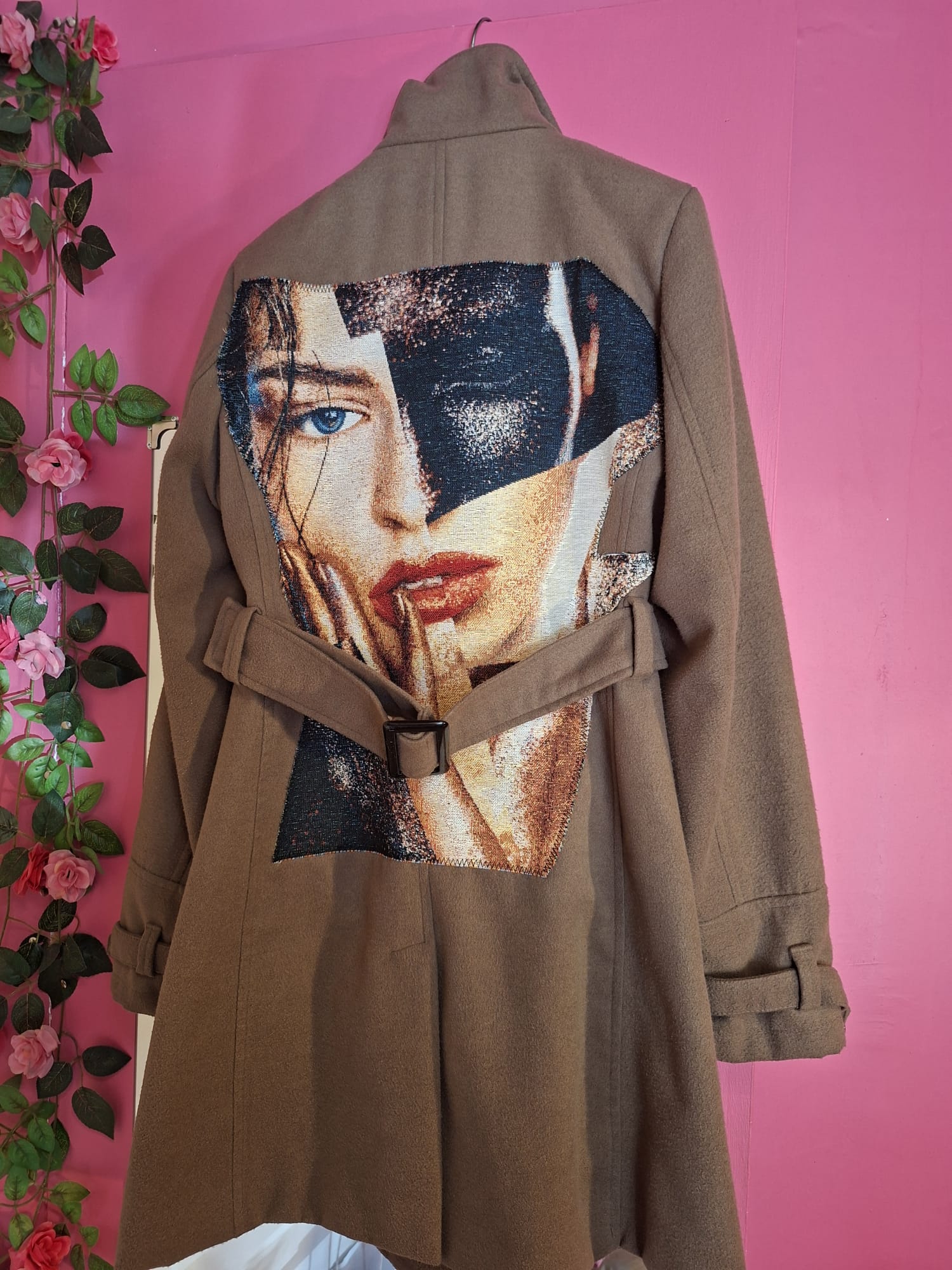 Cappotto cammello con cintura e stampa sul retro