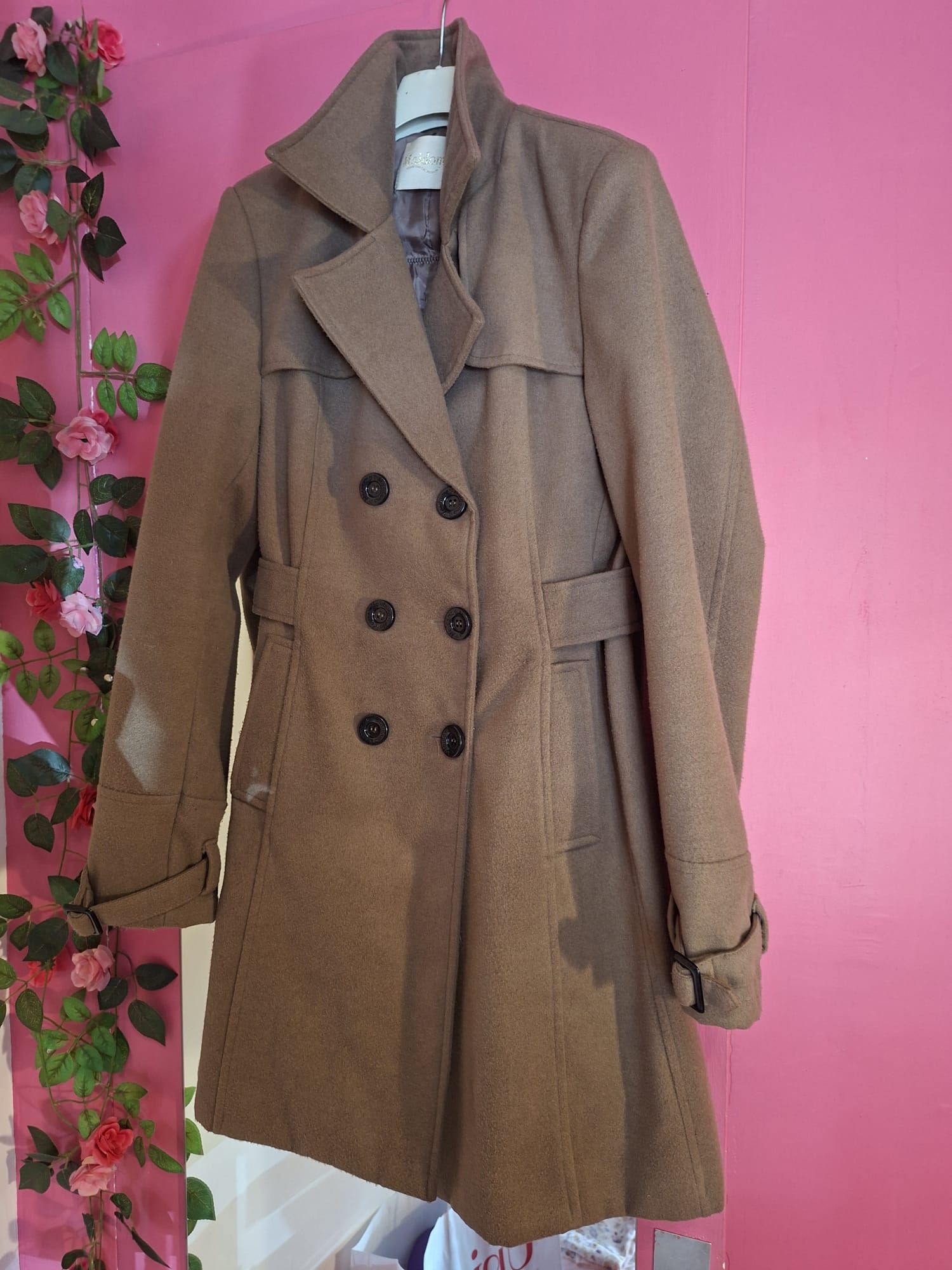 Cappotto cammello con cintura e stampa sul retro - immagine 2