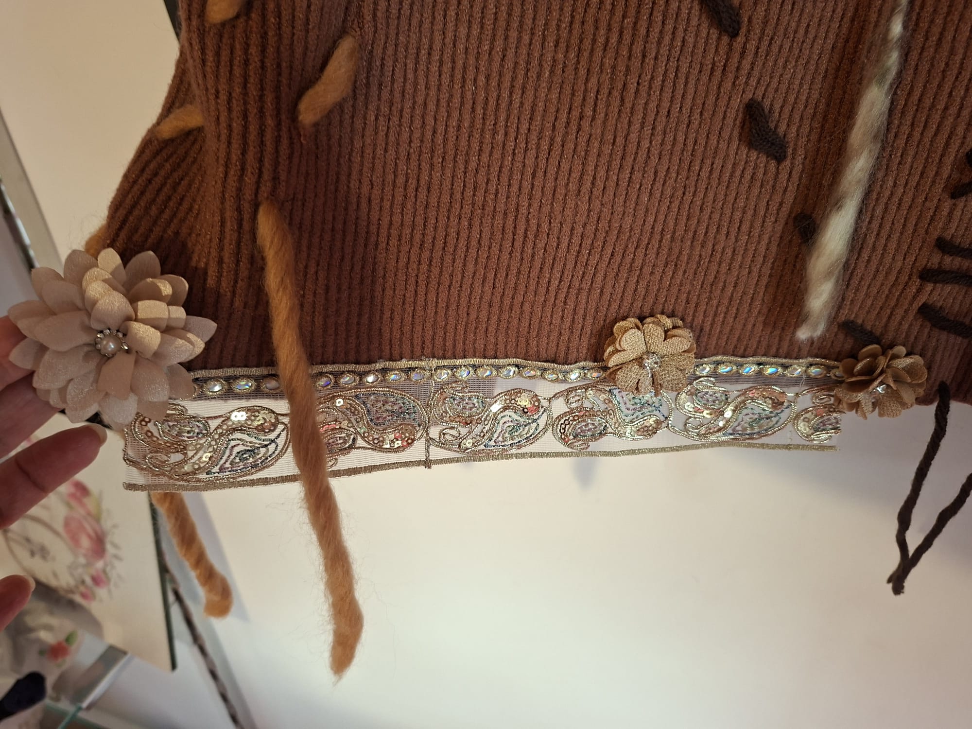 Maglione handmade in lana e viscosa con dettagli a rilievo - immagine 3