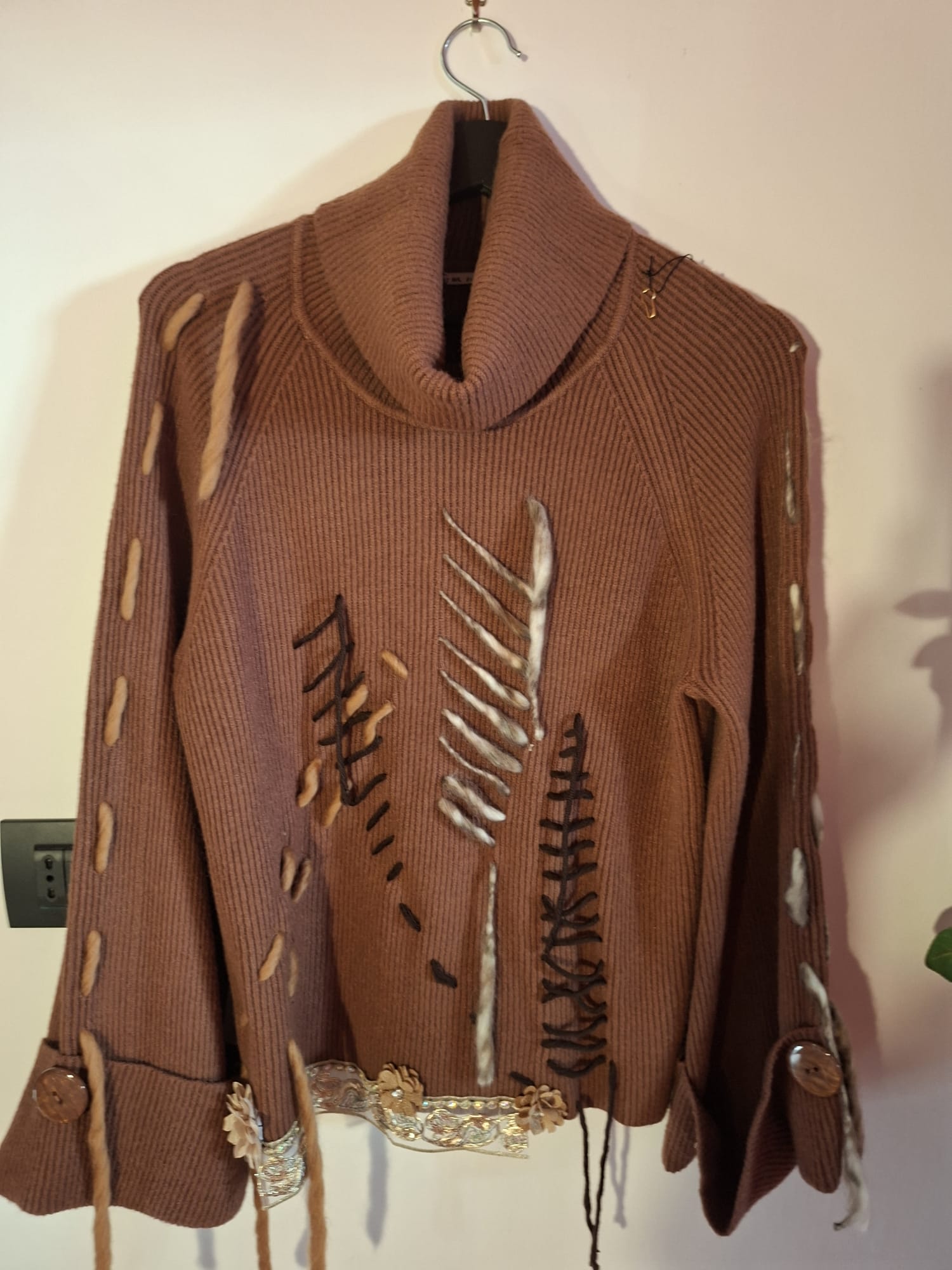 Maglione handmade in lana e viscosa con dettagli a rilievo
