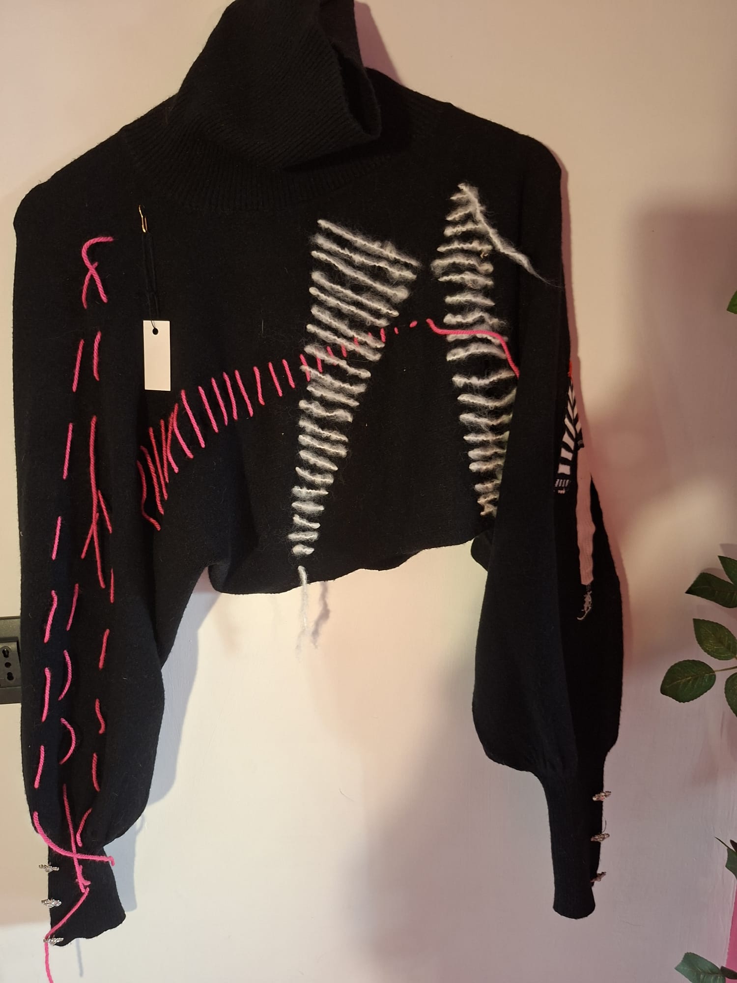 Maglioncino handmade nero con ricami e applicazioni