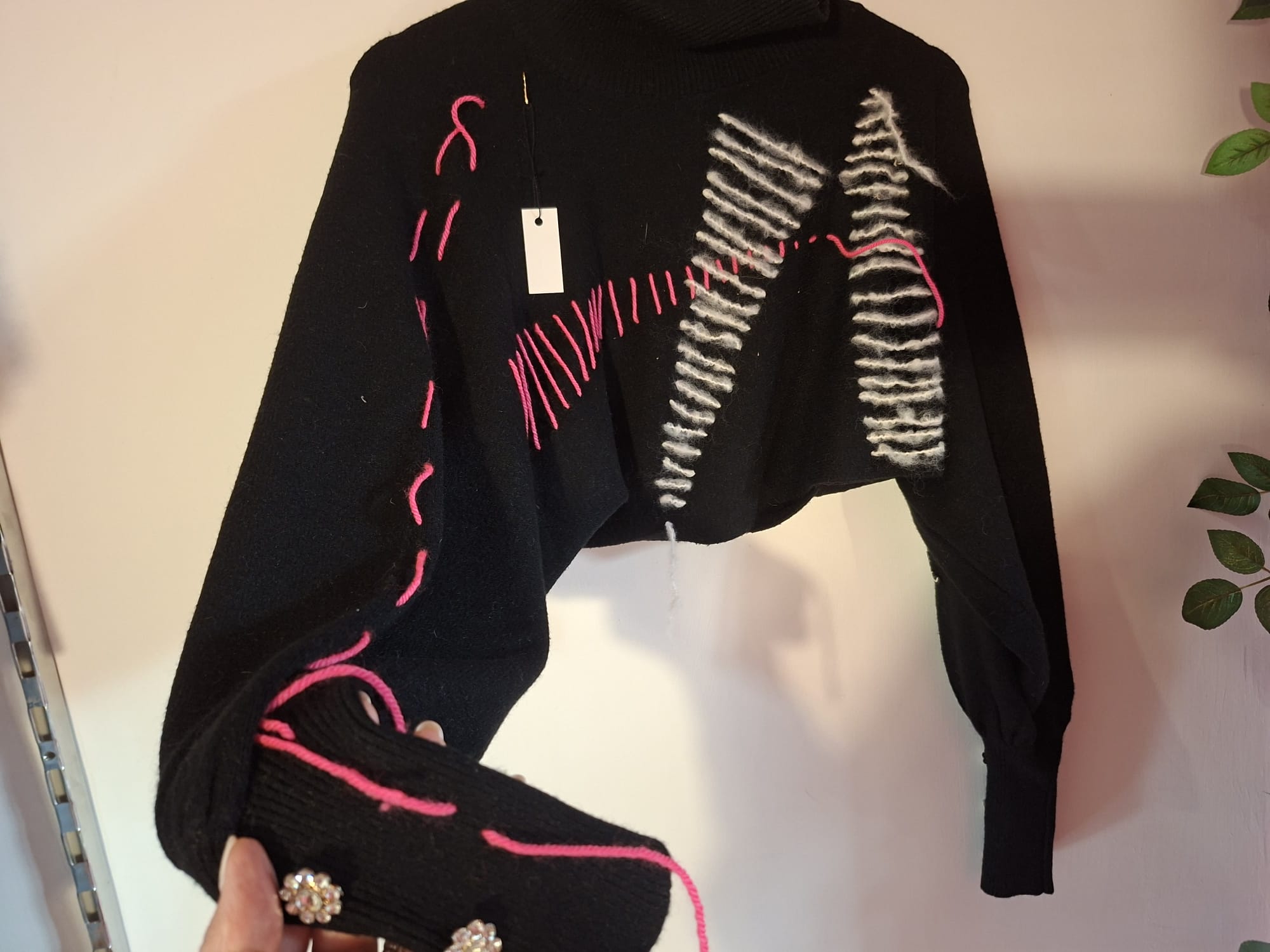 Maglioncino handmade nero con ricami e applicazioni - immagine 2