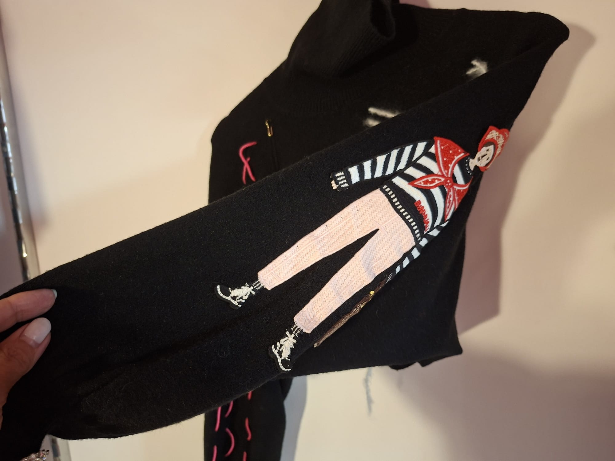 Maglioncino handmade nero con ricami e applicazioni - immagine 3