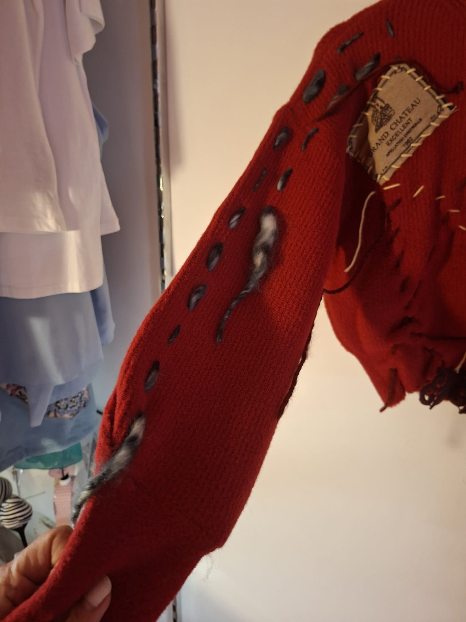 Maglione handmade rosso con patchwork e dettagli ricamati - immagine 4