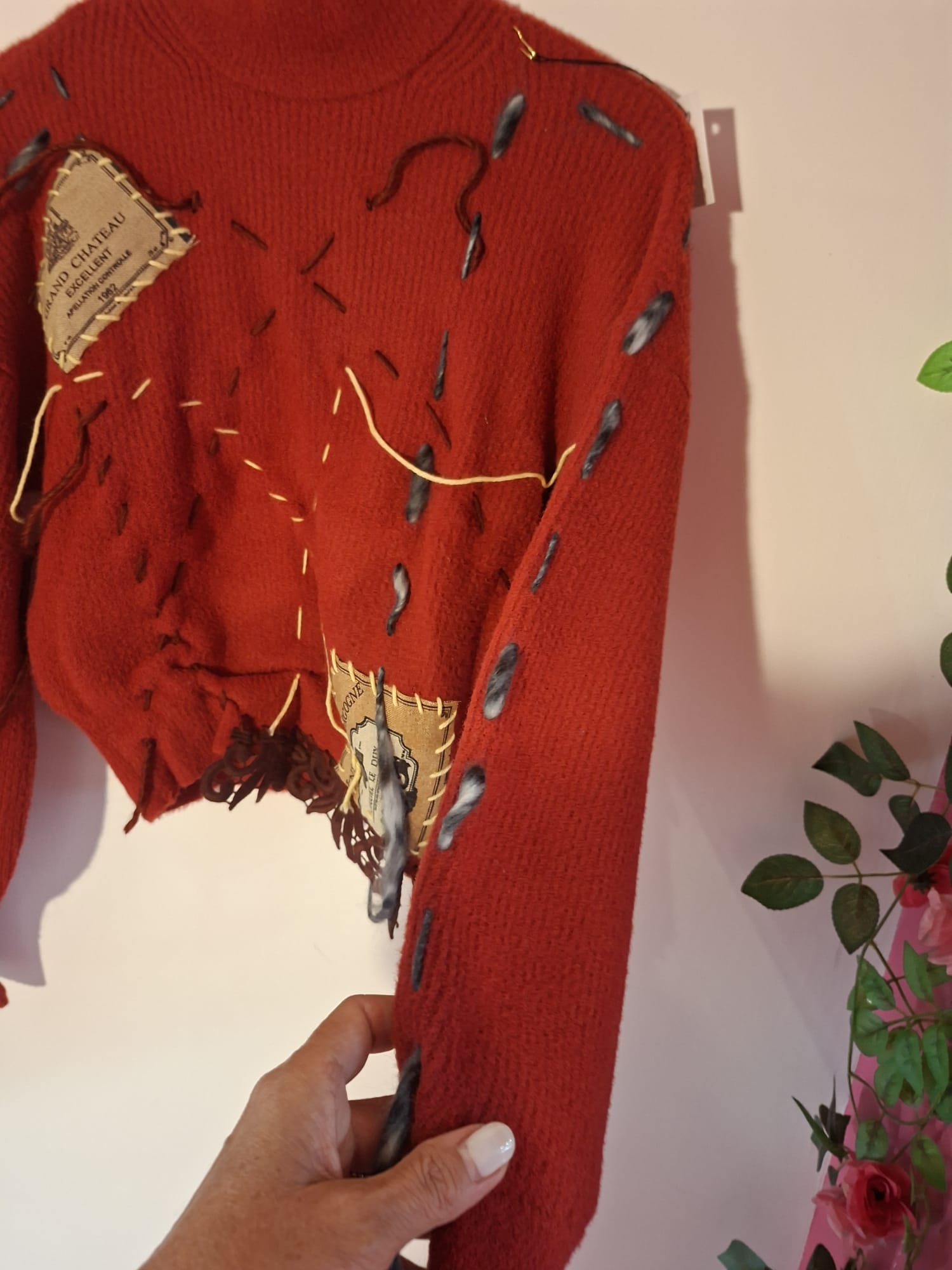 Maglione handmade rosso con patchwork e dettagli ricamati - immagine 5