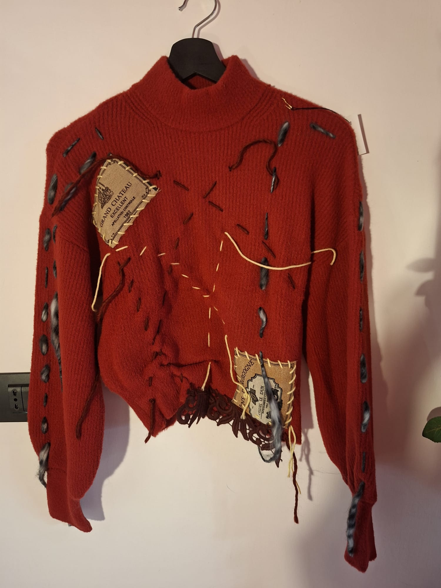 Maglione handmade rosso con patchwork e dettagli ricamati - immagine 2