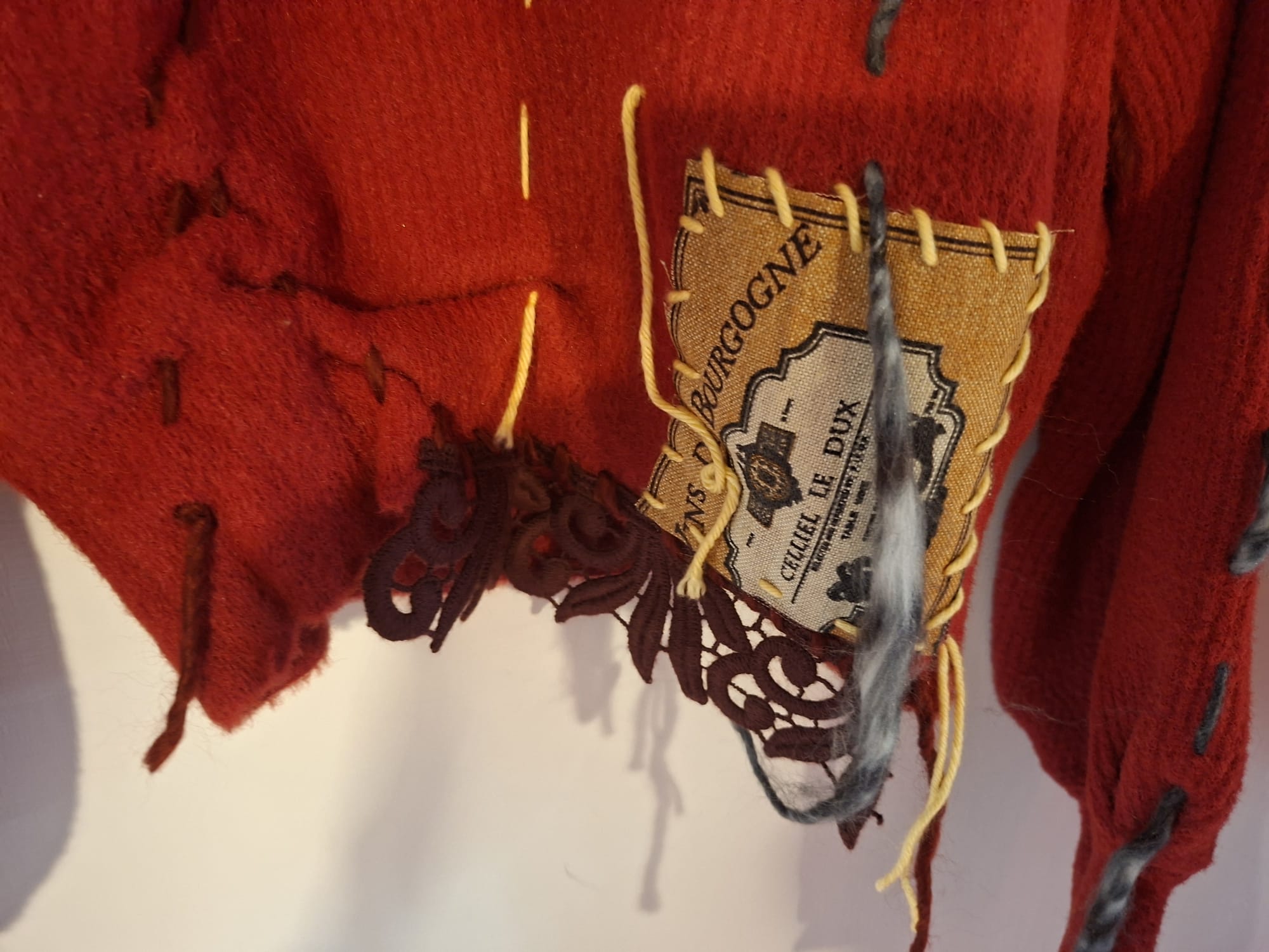 Maglione handmade rosso con patchwork e dettagli ricamati - immagine 3