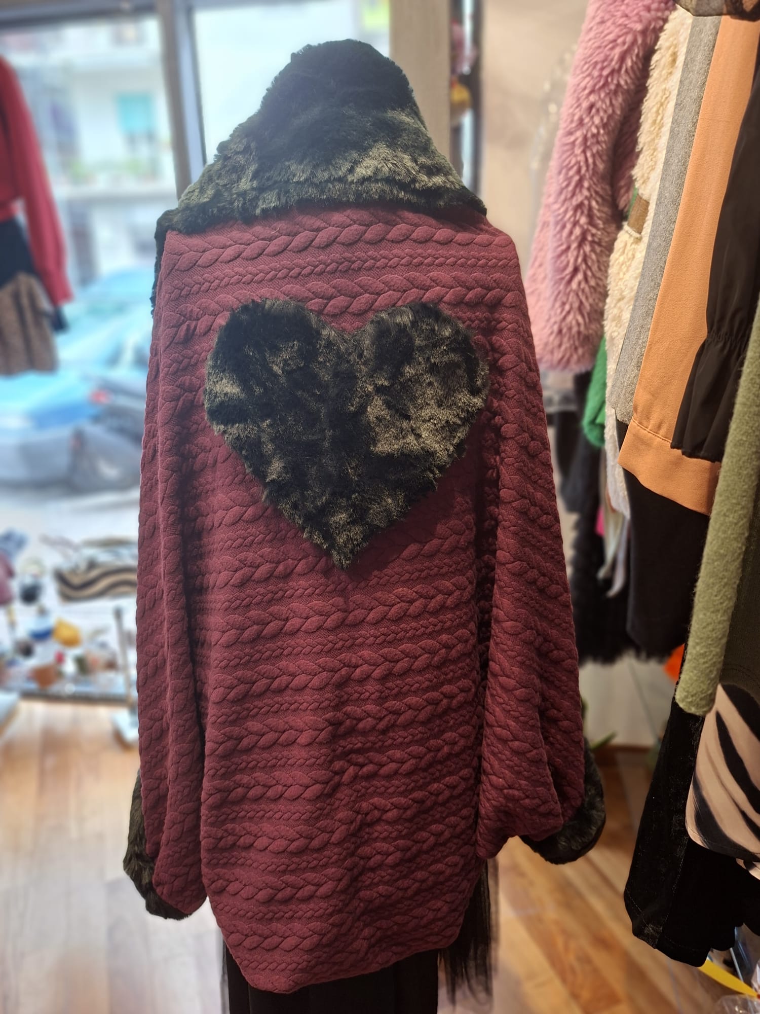 Coprispalle bordeaux con cuore in ecopelliccia – Handmade