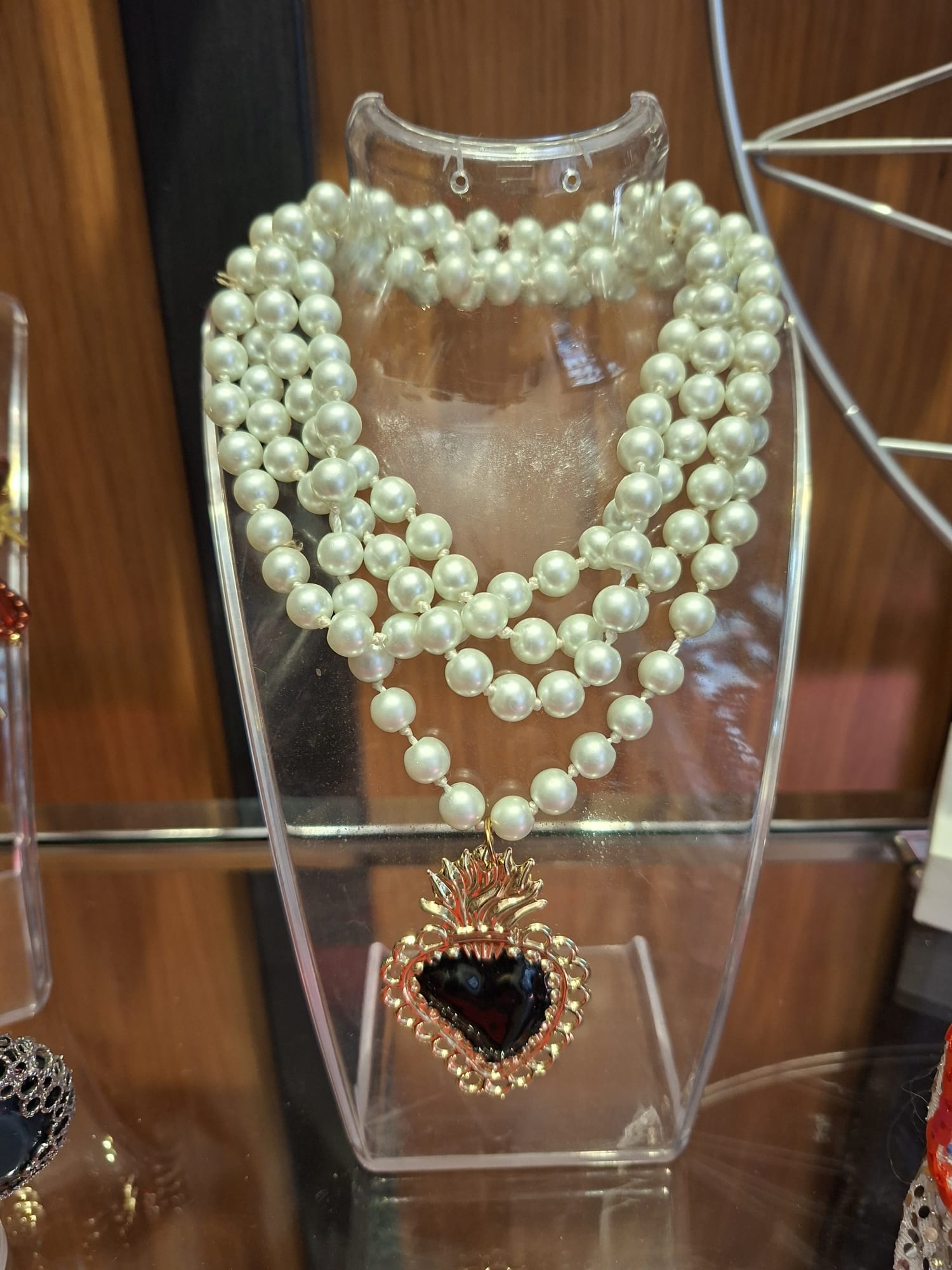 Collana lunga con perle e ciondolo cuore